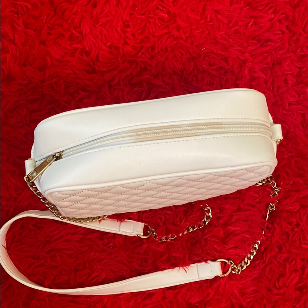 Elegant White Quilted Crossbody Bag - Picture 5 of 5